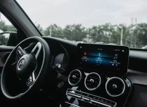 CÓMO CONVERTIR TU COCHE EN UN AUTOCINE CON ANDROID AUTO