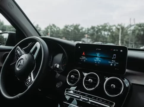 CÓMO CONVERTIR TU COCHE EN UN AUTOCINE CON ANDROID AUTO CÓMO CONVERTIR TU COCHE EN UN AUTOCINE CON ANDROID AUTO