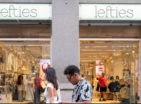 Características que enamoran del bolso Shopper de Lefties ideal para regalo de última hora El regalo de Reyes de última hora es este bolso de 4 euros de Lefties