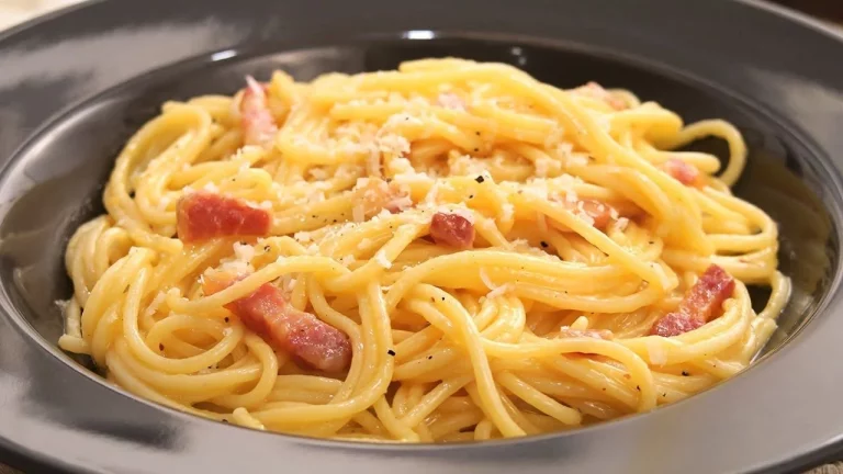 Si echas nata a la Carbonara estás cometiendo un delito: el ingrediente amarillo que da la cremosidad real