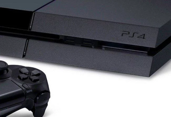 Compra una PS4 por 5 euros en una tienda de segunda mano, la enchufa y se lleva un sorpresón