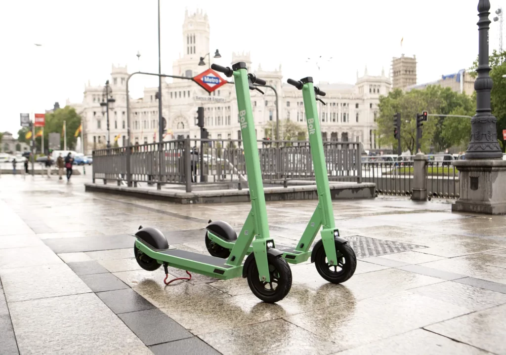 La DGT aclara lo que se puede y no se puede hacer con los patinetes eléctricos en España 11 ¿Por dónde se puede circular con un patinete eléctrico?