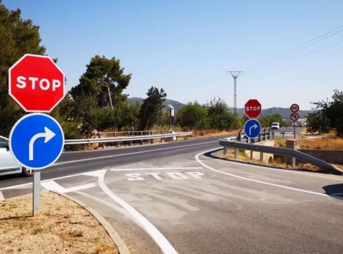 La DGT abre la veda con sus nuevos radares ocultos: encuéntralos detrás de estas señales de tráfico La DGT abre la veda con sus nuevos radares ocultos: encuéntralos detrás de estas señales de tráfico