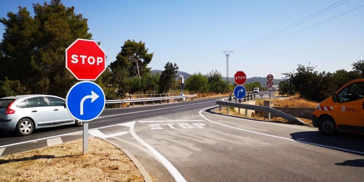 La DGT abre la veda con sus nuevos radares ocultos: encuéntralos detrás de estas señales de tráfico La DGT abre la veda con sus nuevos radares ocultos: encuéntralos detrás de estas señales de tráfico