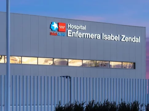 El Hospital Isabel Zendal de Madrid se convierte en la primera escuela gratuita para formar a cuidadores de enfermos de ELA El Hospital Isabel Zendal de Madrid se convierte en la primera escuela gratuita para formar a cuidadores de enfermos de ELA
