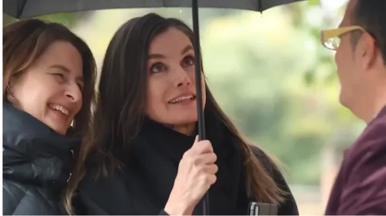 El abrigo de Carolina Herrera que lleva Letizia está tirado de precio en Zara