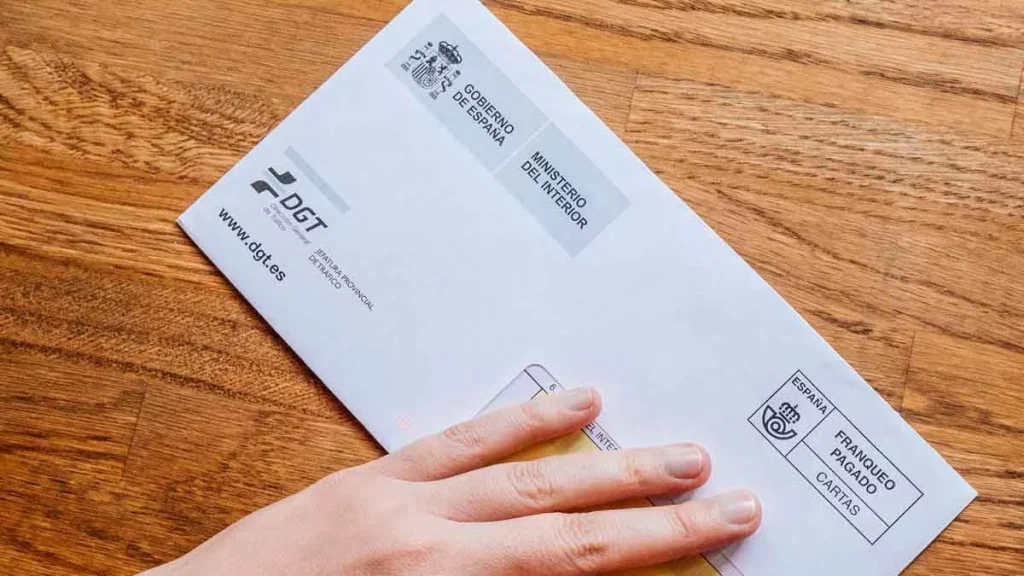 Un padre manda a su hija una foto de una carta de la DGT y ocurre la magia 11 El arte de la broma familiar