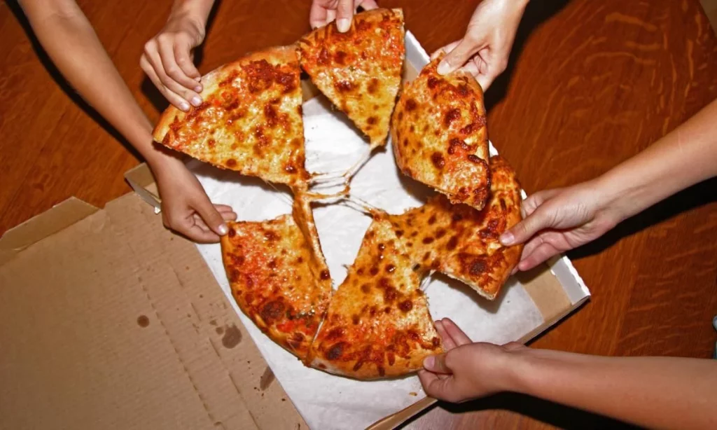 ¿Es más rentable comprar una pizza familiar o dos medianas? Un matemático da la respuesta 43 El bolsillo también importa