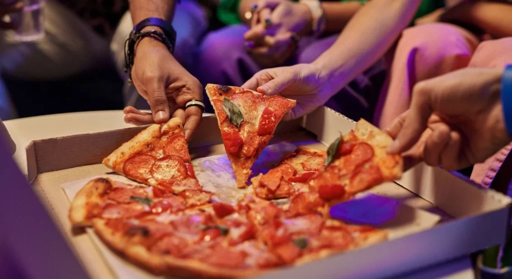 ¿Es más rentable comprar una pizza familiar o dos medianas? Un matemático da la respuesta 44 El dilema del borde de la pizza