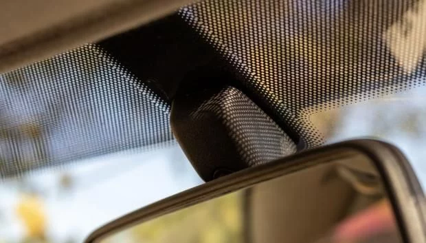 El misterio detrás de los puntos negros en el parabrisas de tu coche