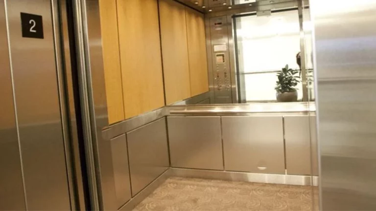 El motivo por el que hay espejos en los ascensores de los edificios