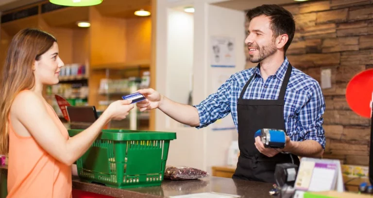 El peligro oculto tras dar tu código postal en tiendas al momento de pagar