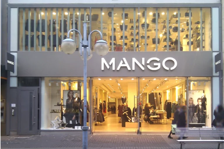 El precioso pantalón animal print de Mango que alarga las piernas y da efecto cuerpazo en segundos