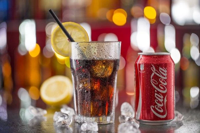 El rastrero truco de los bares para ganar más dinero con cada Coca Cola vendida