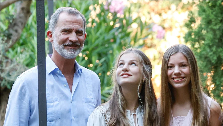 rey con sus hijas