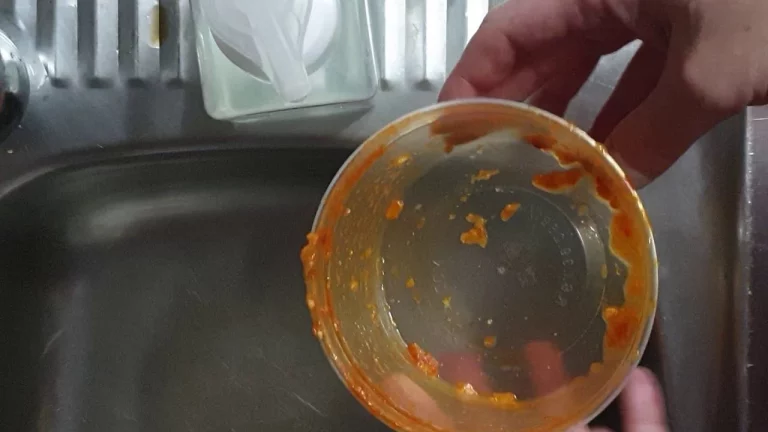 El truco viral para limpiar tuppers con restos de tomate rápido, fácil y efectivo