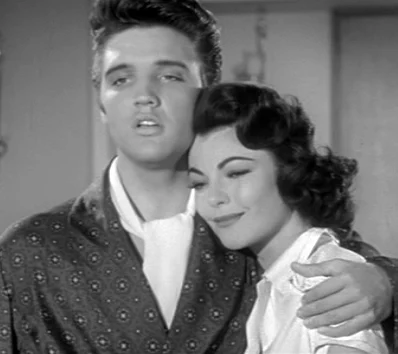 'King Creole', lo poco decente que pudo hacer Elvis Presley en el cine 1 Elvis Presley and Judy Tyler in Jailhouse Rock trailer