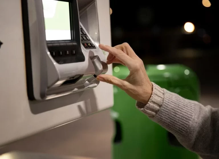 Esta es la tecla que tienes que pulsar en los cajeros automáticos para evitar estafas, según los expertos en ciberseguridad