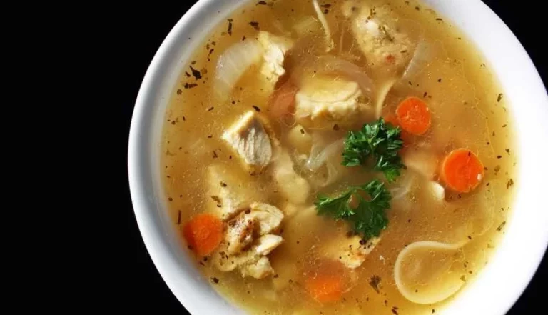 Esta sopa de pollo con jengibre, el remedio casero contra el resfriado