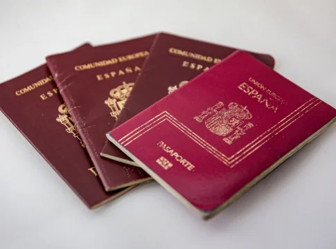 EuropaPress_2582119_varios_pasaportes_espanoles_colocados_mesa