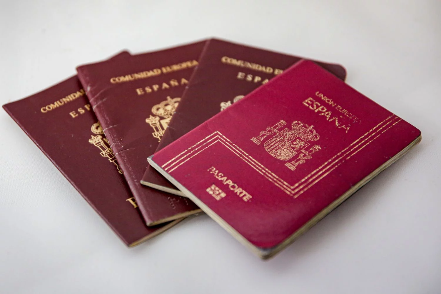 EuropaPress_2582119_varios_pasaportes_espanoles_colocados_mesa
