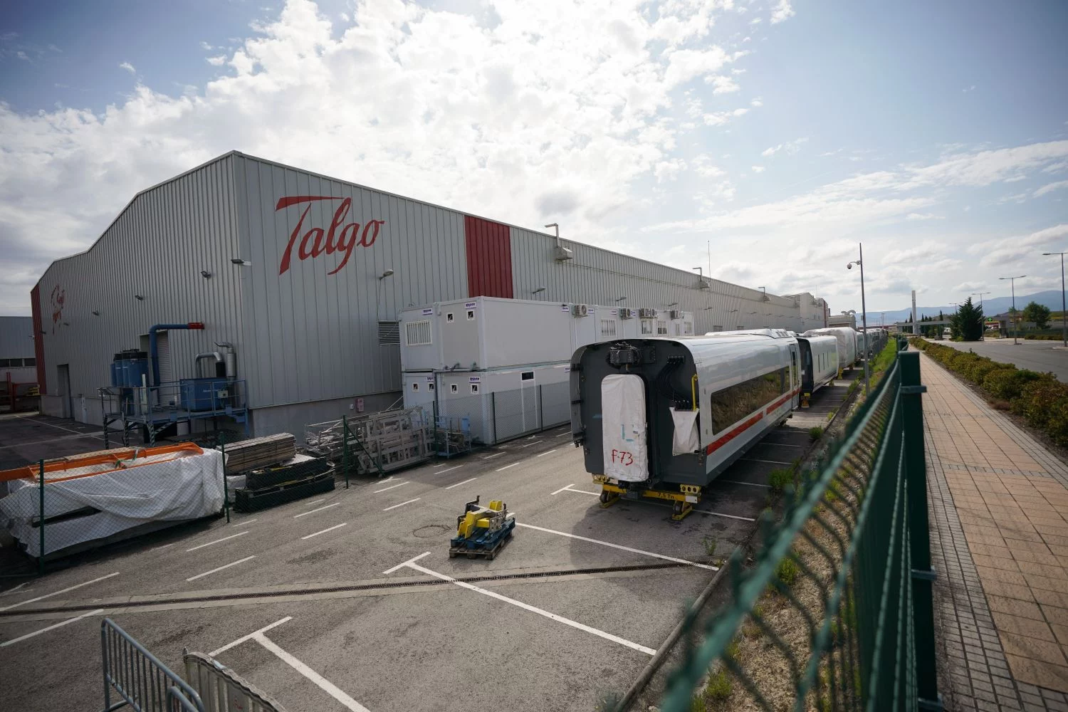 Desde que el Gobierno vetó la oferta de opa de la empresa húngara Magyar Vagon por Talgo las ofertas no cesan