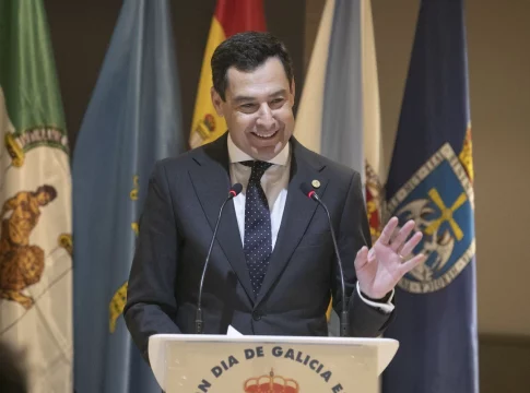 EuropaPress_6303286_presidente_junta_andalucia_juan_manuel_moreno_bonilla_recibe_insignia_oro
