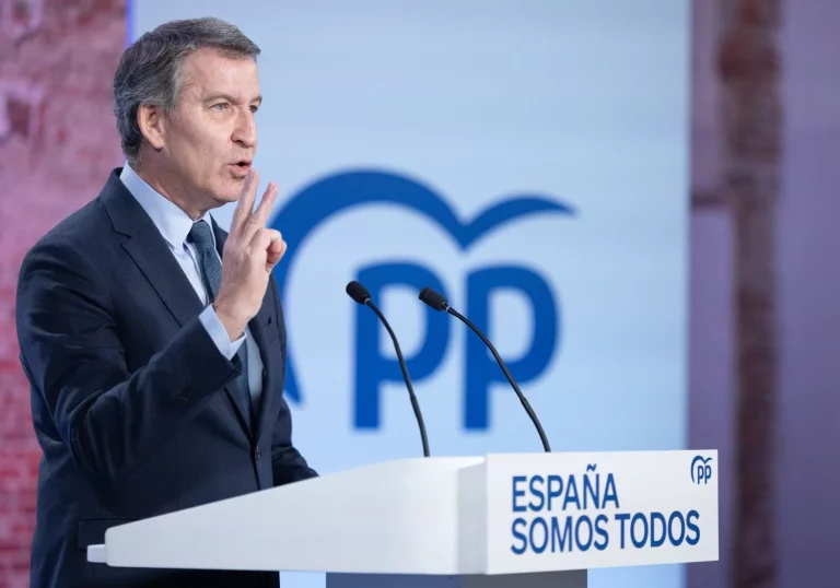 Feijóo exige la dimisión de Sánchez por el 'gestapillo' y Sánchez le llama 