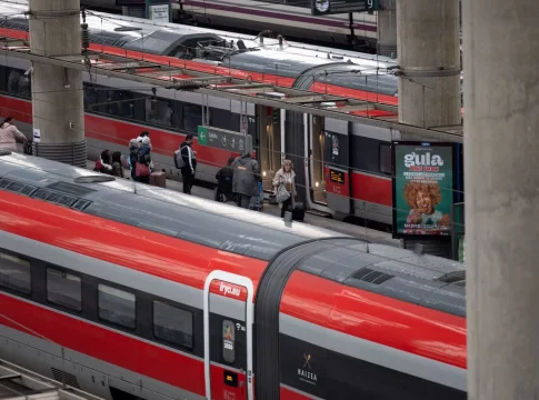 Renfe a la espera de una nueva homologación, Renfe sigue sin poder operar en la ruta que conecta Barcelona y París