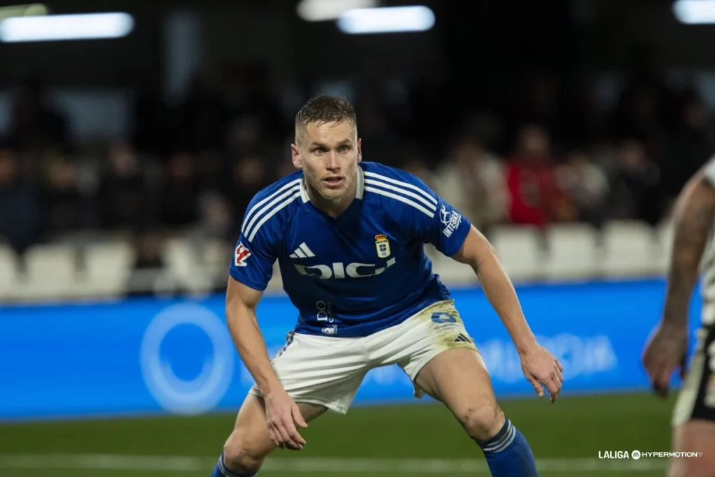 El fichaje de Rondón sacrifica jugador clave del ascenso del Oviedo: se va 1 Rondón expulsa a Alemao del Real Oviedo. Fuente: Agencias