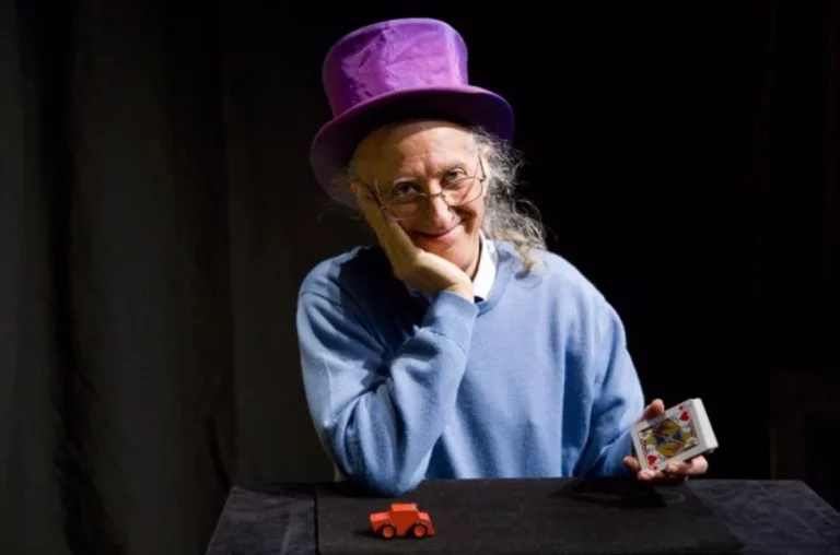 Qué fue de Juan Tamariz, el famoso mago de las manos deformadas y el 