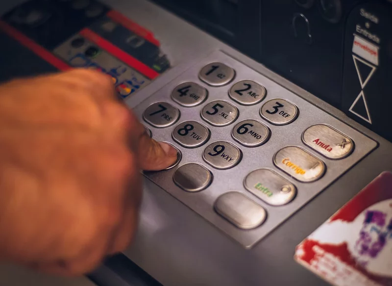 PULSAR UNA TECLA EN LOS CAJEROS AUTOMÁTICOS PARA EVITAR ESTAFAS