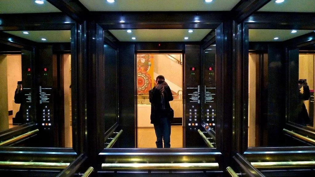 La clave del espejo en el ascensor está en la sensación de amplitud