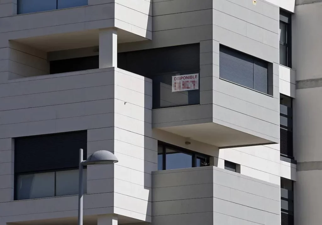 La escasez de oferta y el alza de precios en Madrid y Barcelona evidencian la falta de soluciones a corto plazo