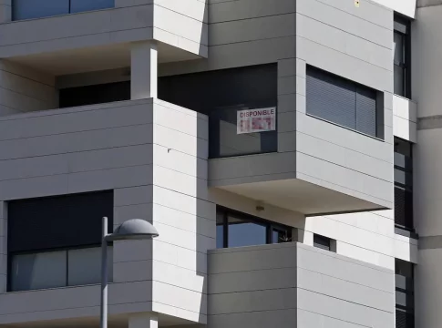 La escasez de oferta y el alza de precios en Madrid y Barcelona evidencian la falta de soluciones a corto plazo La escasez de oferta y el alza de precios en Madrid y Barcelona evidencian la falta de soluciones a corto plazo