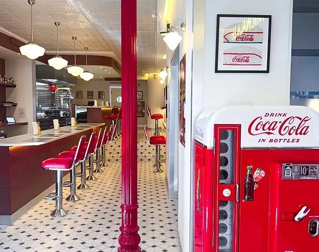 La nueva hamburguesería cerca del Primark del Gran Vía de Madrid con smash burgers espectaculares