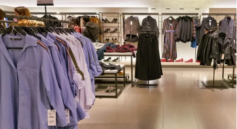 Las 5 chaquetas de borreguito que se llevan en el barrio de Salamanca de Madrid