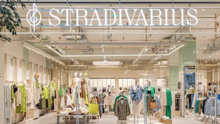 Las compras inteligentes de las rebajas de Stradivarius: de bolsos tote a chaquetas de flecos