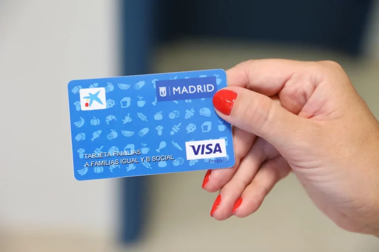 Los más vulnerables se quedan fuera de la Tarjeta Familias por la subida del IMV