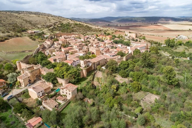 No es Brihuega, pero este pueblo de Guadalajara a una hora de Madrid es pura magia