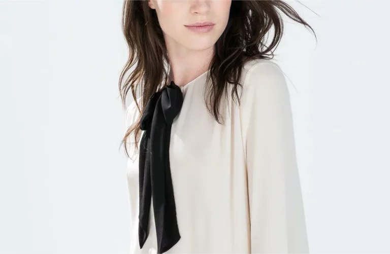 Para 2025 el estilo romántico se mantiene con estas 5 blusas con lazada de Zara