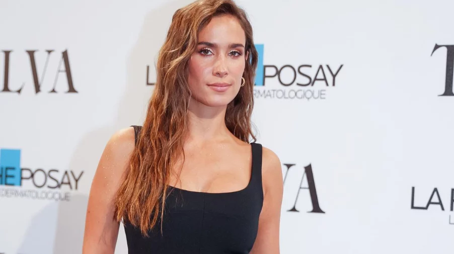 ¡Por 15 euros! Copia el estilo de María Pombo con los pantalones blancos más virales de Mango