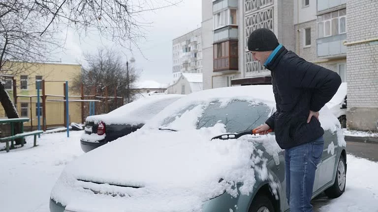 ¿Por qué duele más la espalda en invierno? La ciencia detrás de las lumbalgias estacionales