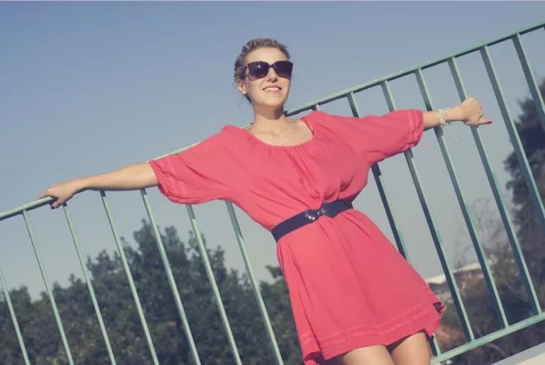 Por solo 8 euros, las tiendas Lefties venden un vestido elegante que se puede llevar en el día a día