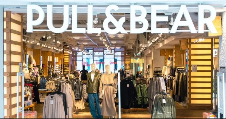 Pull&Bear tiene los pantalones color caqui de menos de 20 euros para llevar el estilo de Sonsoles Ónega