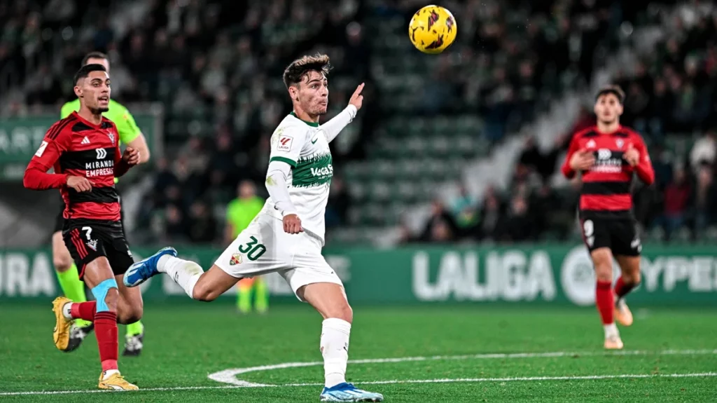 El Elche de Eder Sarabia pierde ventaja contra sus perseguidores por el ascenso. Fuente: Agencias