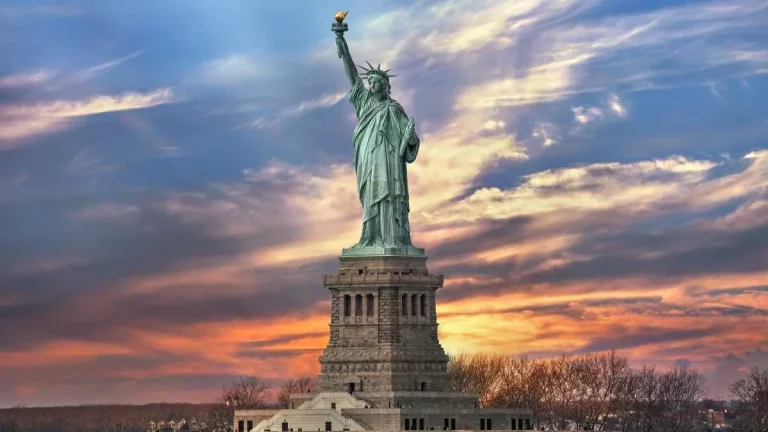 ¿Sabías que la Estatua de la Libertad tiene unas cadenas en los pies con un significado detrás?