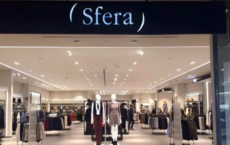 Sonsóles Ónega pone de moda un atrevido chaleco de Sfera con pelito y cuello alto