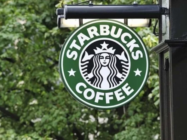 Starbucks cambia sus normas y le prohíbe la entrada a este tipo de clientes