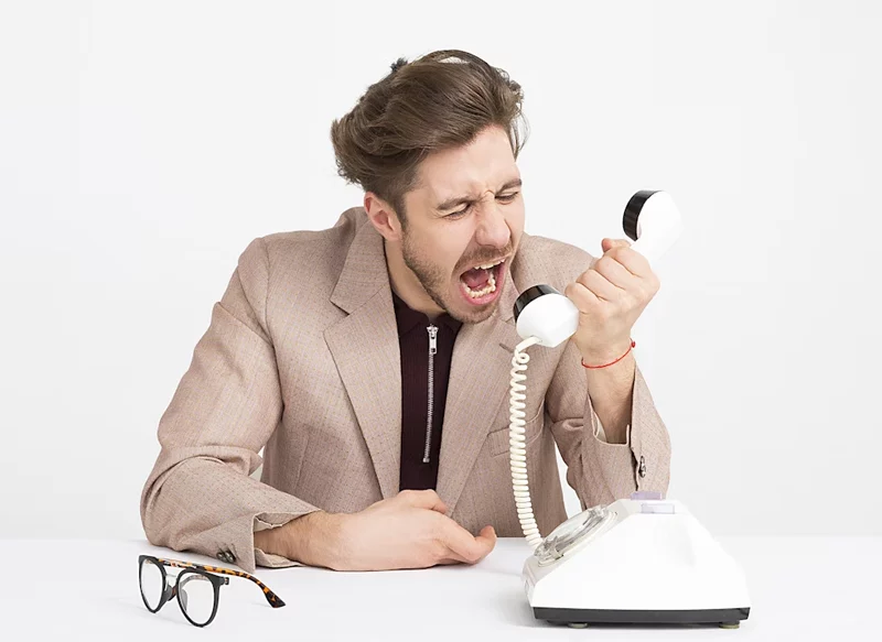 TE LLAMAN POR TELÉFONO PERO NADIE CONTESTA